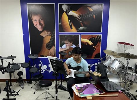 Guitar Classes in Dubai .